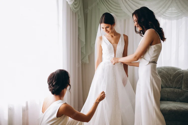 Pro Tips on How to Take Amazing Wedding Photos 1 bride with bridesmaids preparing wedding 1303 11619